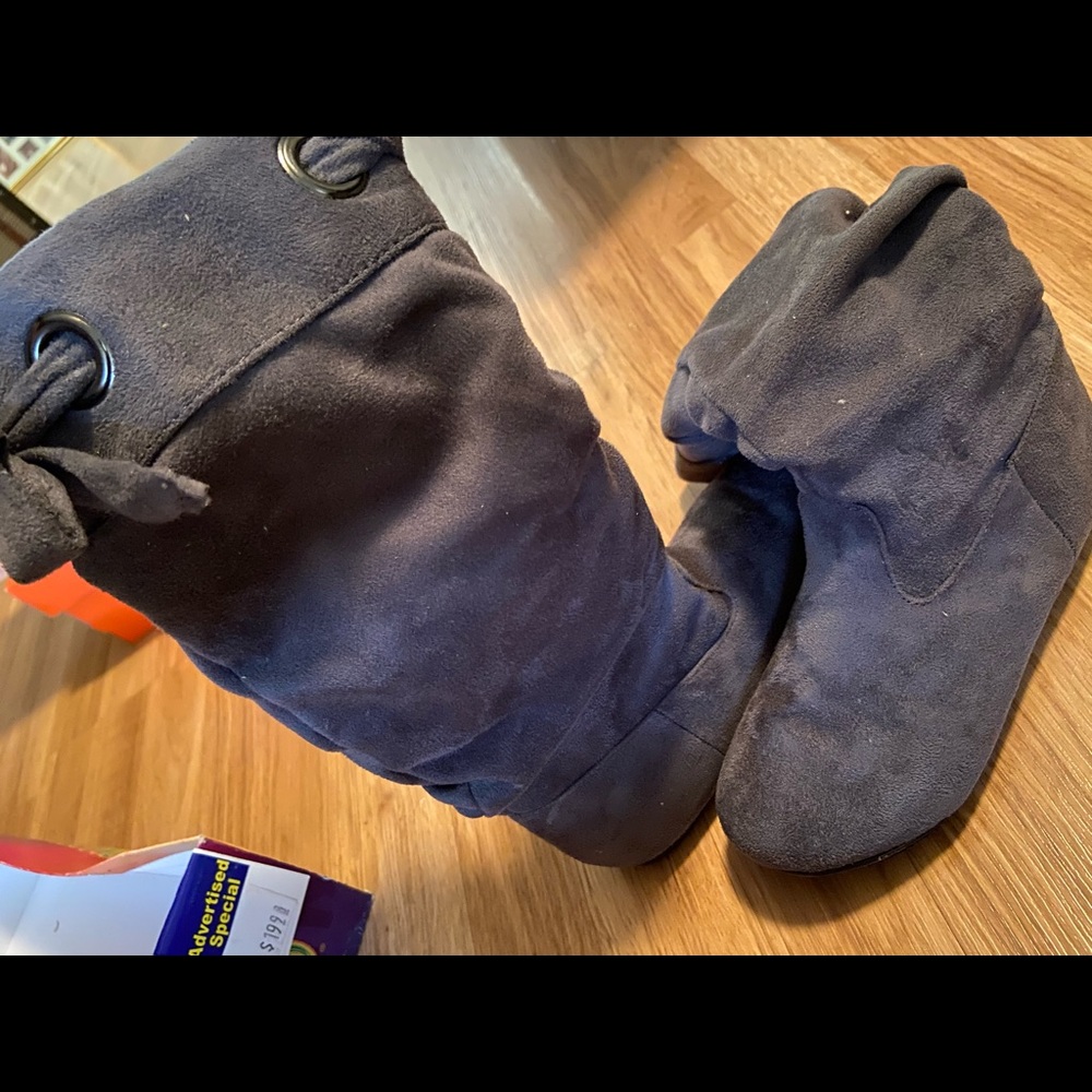 Flat boots